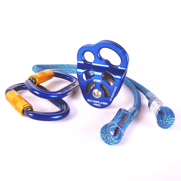 blue rope with hitch pulley and two clips